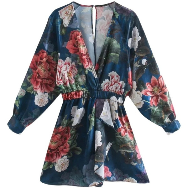 Salopetă scurtă și largă, cu talie elastică și decolteu în V adânc