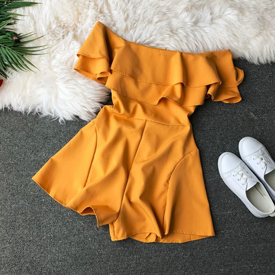 Salopeta scurta de dama cu bucle si umerii goi