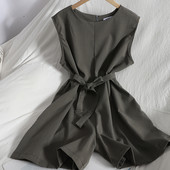 Široki model ženskog kombinezona s okruglim izrezom