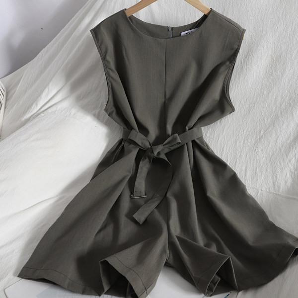 Široki model ženskog kombinezona s okruglim izrezom