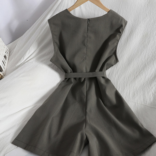 Široki model ženskog kombinezona s okruglim izrezom