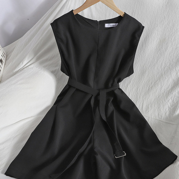 Široki model ženskog kombinezona s okruglim izrezom