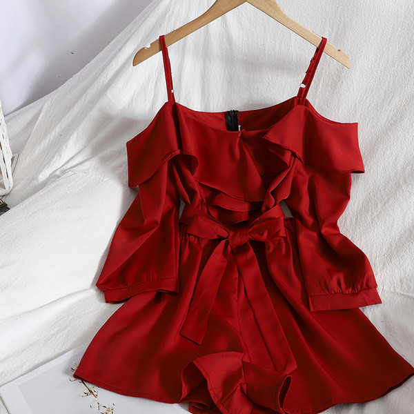 Salopetă modernă de damă cu bretele subțiri și curea