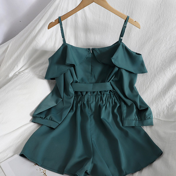 Salopetă modernă de damă cu bretele subțiri și curea