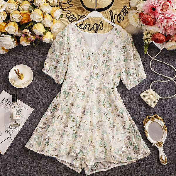 Salopetă de damă florală cu decolteu spitz