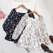 Moderan ženski kombinezon s cvjetnim uzorkom i četvrtastim izrezom