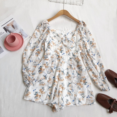 Moderan ženski kombinezon s cvjetnim uzorkom i četvrtastim izrezom