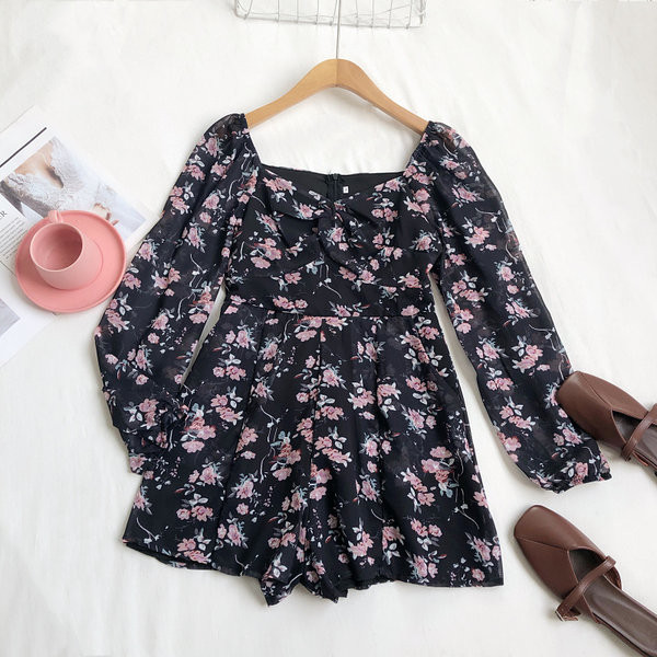 Moderan ženski kombinezon s cvjetnim uzorkom i četvrtastim izrezom