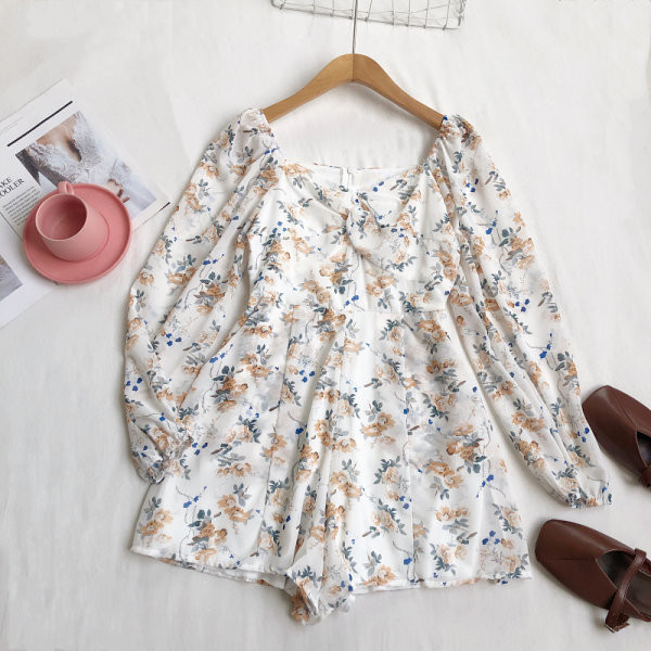 Moderan ženski kombinezon s cvjetnim uzorkom i četvrtastim izrezom