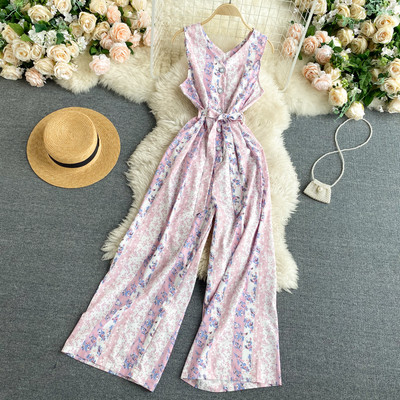 Model nou de salopetă de damă cu decolteu spitz, nasturi și curea