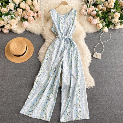 Model nou de salopetă de damă cu decolteu spitz, nasturi și curea