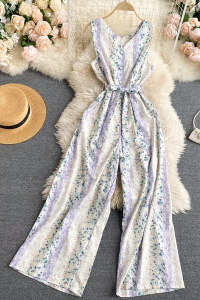 Model nou de salopetă de damă cu decolteu spitz, nasturi și curea