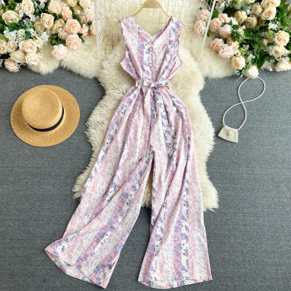 Model nou de salopetă de damă cu decolteu spitz, nasturi și curea