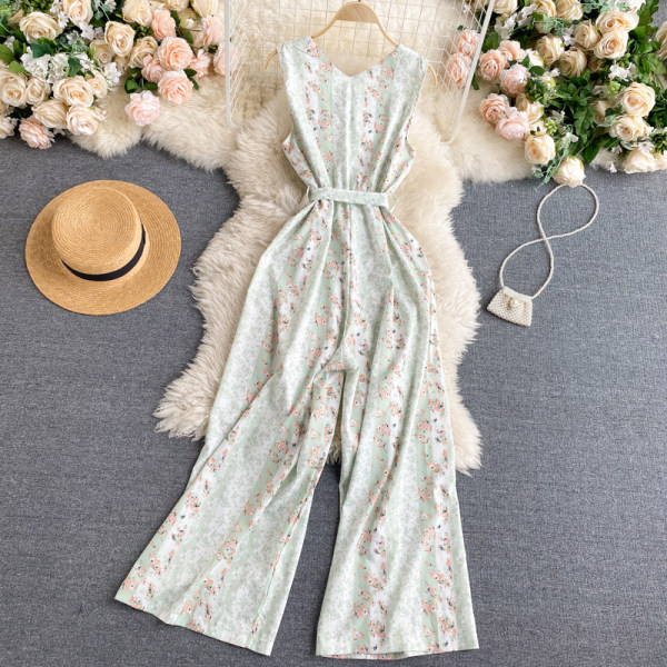 Model nou de salopetă de damă cu decolteu spitz, nasturi și curea