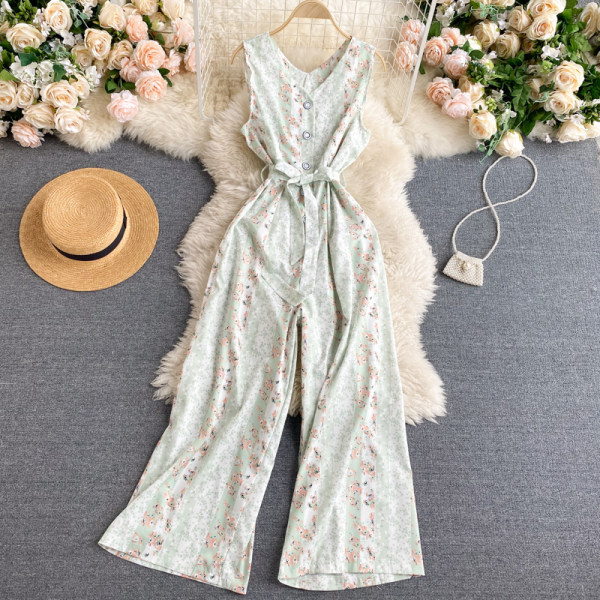 Model nou de salopetă de damă cu decolteu spitz, nasturi și curea