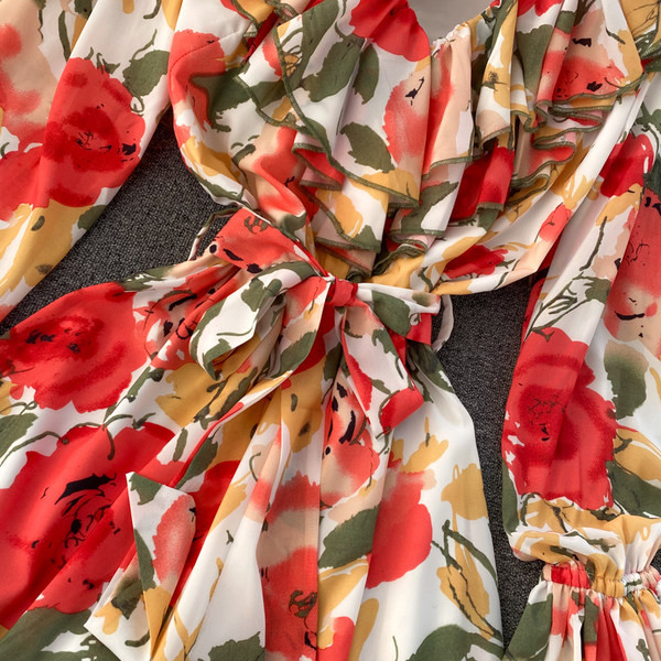 Salopetă scurtă de damă model nou cu decolteu spitz și mâneci lungi