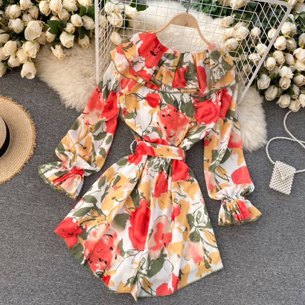 Salopetă scurtă de damă model nou cu decolteu spitz și mâneci lungi