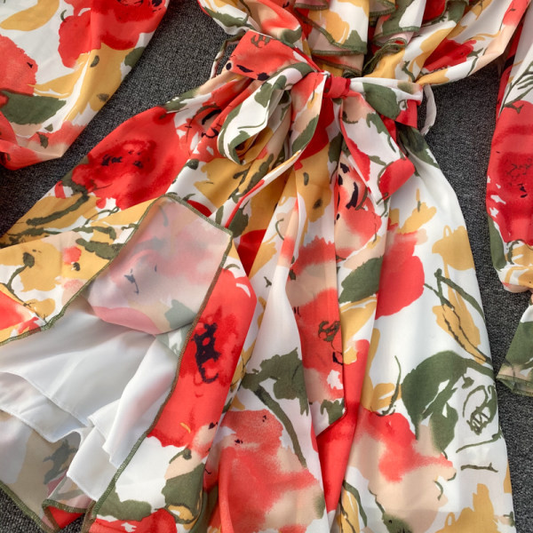 Salopetă scurtă de damă model nou cu decolteu spitz și mâneci lungi