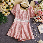 Salopetă scurtă de damă cu dantelă și decolteu pătrat