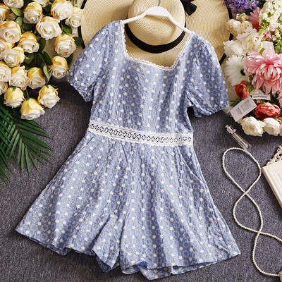 Salopetă scurtă de damă cu dantelă și decolteu pătrat