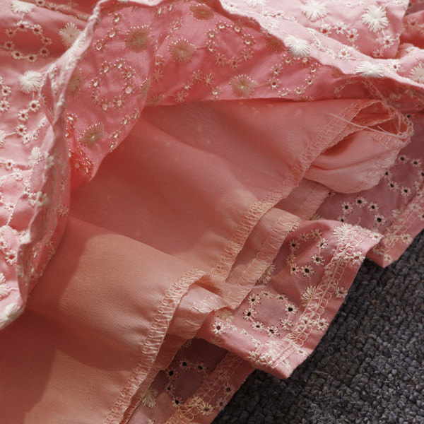 Salopetă scurtă de damă cu dantelă și decolteu pătrat