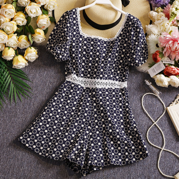 Salopetă scurtă de damă cu dantelă și decolteu pătrat