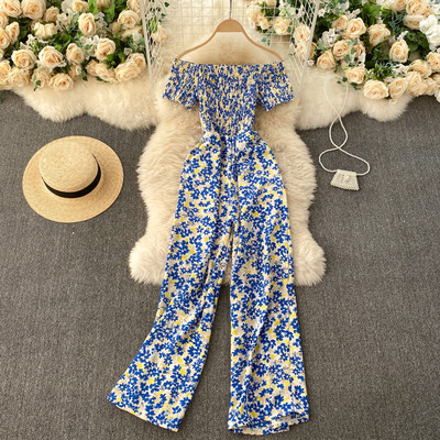 Moderan ženski kombinezon s cvjetnim uzorkom i golim ramenima