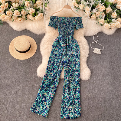 Moderan ženski kombinezon s cvjetnim uzorkom i golim ramenima