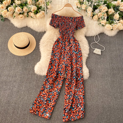 Moderan ženski kombinezon s cvjetnim uzorkom i golim ramenima