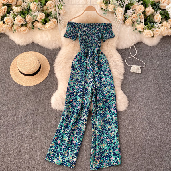 Moderan ženski kombinezon s cvjetnim uzorkom i golim ramenima