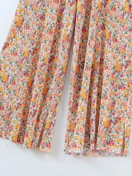 Model nou de salopetă de vară cu decolteu în V adânc și curea