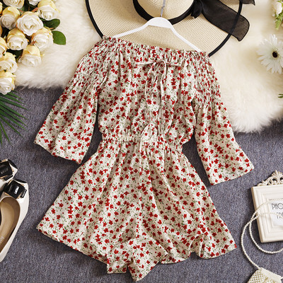 Κοντή γυναικεία ολόσωμη φόρμα με λουλουδάτο μοτίβο και 3/4 μανίκια