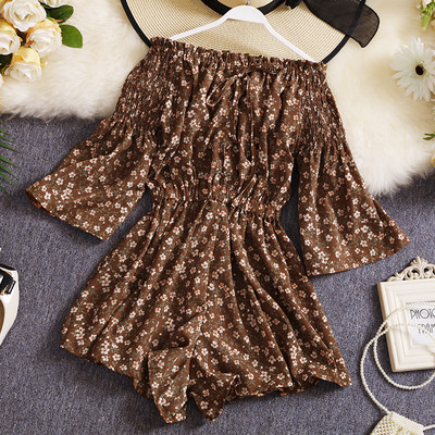 Κοντή γυναικεία ολόσωμη φόρμα με λουλουδάτο μοτίβο και 3/4 μανίκια