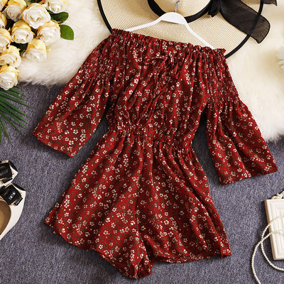 Κοντή γυναικεία ολόσωμη φόρμα με λουλουδάτο μοτίβο και 3/4 μανίκια