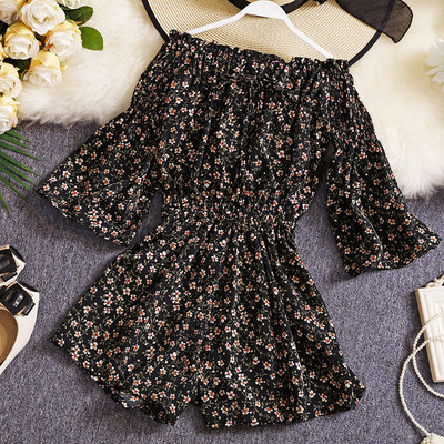 Κοντή γυναικεία ολόσωμη φόρμα με λουλουδάτο μοτίβο και 3/4 μανίκια