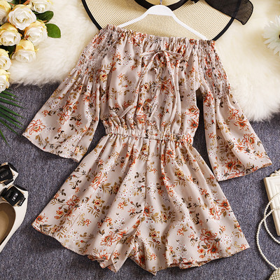 Κοντή γυναικεία ολόσωμη φόρμα με λουλουδάτο μοτίβο και 3/4 μανίκια