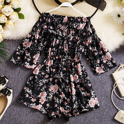 Κοντή γυναικεία ολόσωμη φόρμα με λουλουδάτο μοτίβο και 3/4 μανίκια