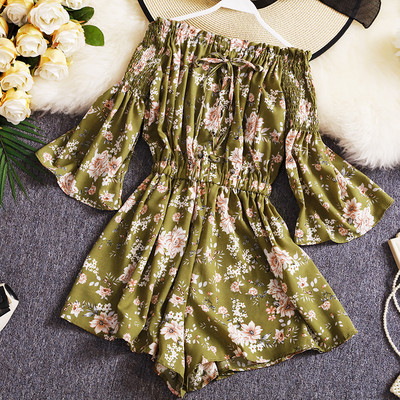 Κοντή γυναικεία ολόσωμη φόρμα με λουλουδάτο μοτίβο και 3/4 μανίκια