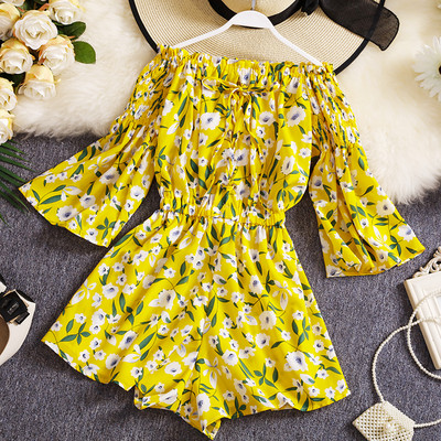 Κοντή γυναικεία ολόσωμη φόρμα με λουλουδάτο μοτίβο και 3/4 μανίκια