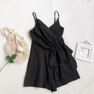 Ženski moderni kombinezon na tanke naramenice prikladan za ljeto