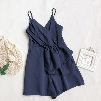 Ženski moderni kombinezon na tanke naramenice prikladan za ljeto