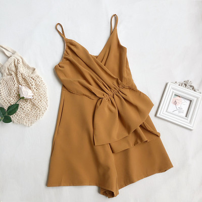 Ženski moderni kombinezon na tanke naramenice prikladan za ljeto