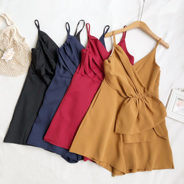 Ženski moderni kombinezon na tanke naramenice prikladan za ljeto