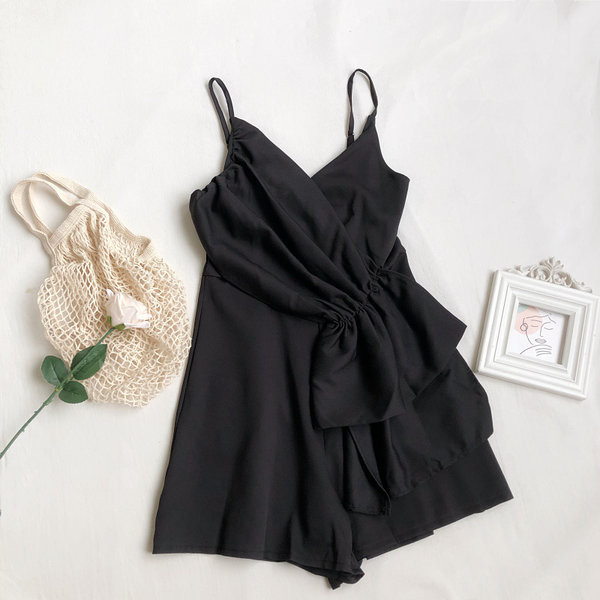 Ženski moderni kombinezon na tanke naramenice prikladan za ljeto