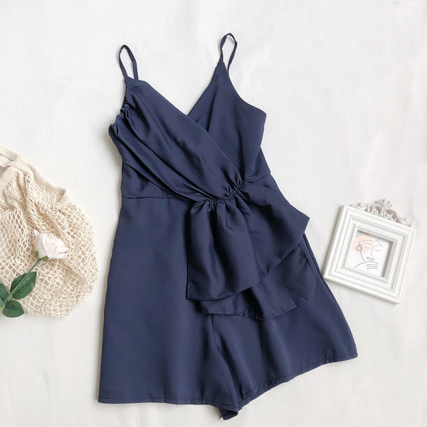 Ženski moderni kombinezon na tanke naramenice prikladan za ljeto