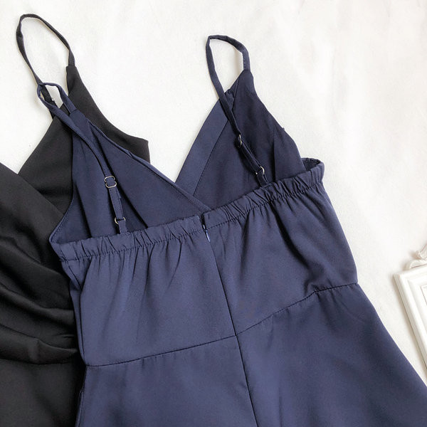 Ženski moderni kombinezon na tanke naramenice prikladan za ljeto