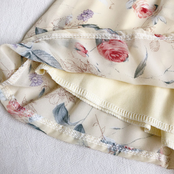 Salopetă modernă de damă cu fermoar pe spate și decolteu spitz