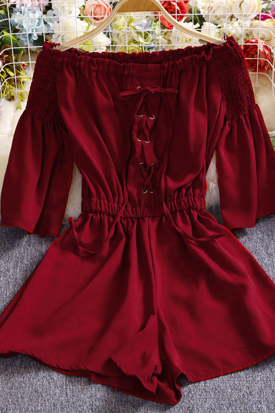 Ženski kratki kombinezon s vezicama i elastičnim strukom