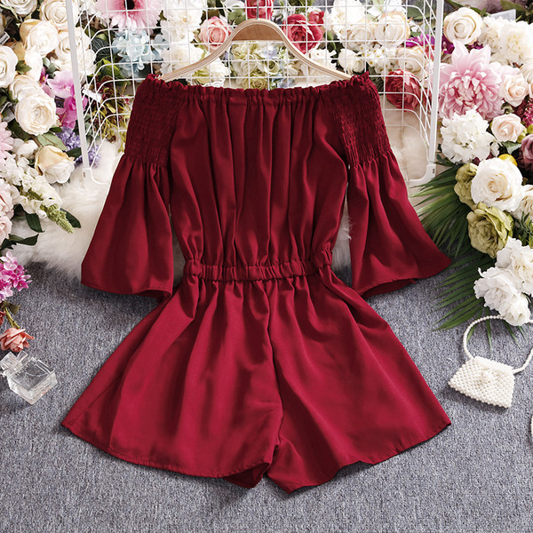 Ženski kratki kombinezon s vezicama i elastičnim strukom