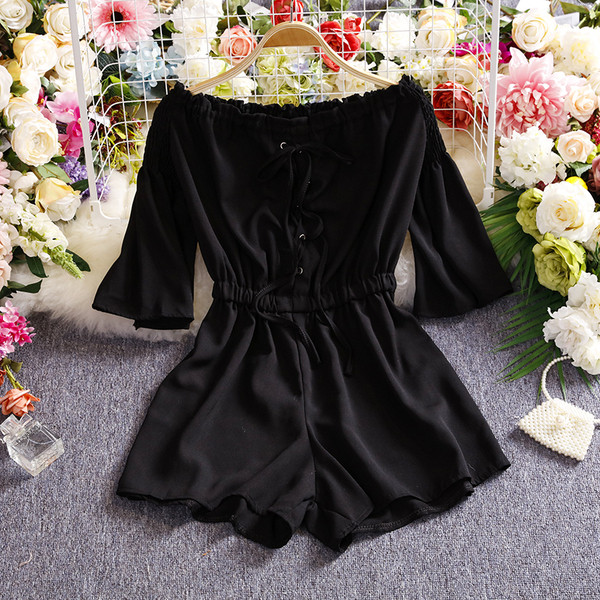 Ženski kratki kombinezon s vezicama i elastičnim strukom